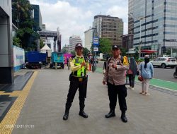 Bhabinkamtibmas Gondangdia Pemantauan Persiapan Perayaan Malam Tahun Baru 2025 Di Samping Kedubes Jepang