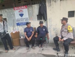 Patroli Dialogis Bhabinkamtibmas Johar Baru Sambangi Petugas Keamanan Kompleks DPS dan Warga RW 06