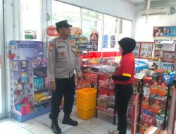 Bhabinkamtibmas Kelurahan Johar Baru Patroli Dialogis Sambang ke Alfamart, Antisipasi Gangguan Kamtibmas