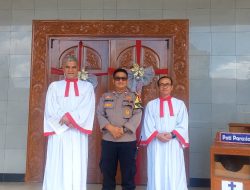 Bhabinkamtibmas Kelurahan Cempaka Baru Amankan Perayaan Natal di Gereja HKBP