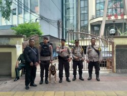 Bhabinkamtibmas Kelurahan Gunung Sahari Selatan Amankan Ibadah Awal Tahun di Gereja GKI Bungur Saint Jhon