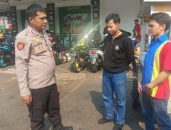Anggota Unit Sabhara Polsek Cempaka Putih Sampailkan Imbauan Kepada Karyawan Minimarket