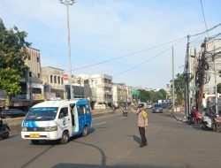 Polsek Metro Gambir Pastikan Kelancaran Lalu Lintas di Pertigaan Jalan Biak