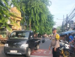 Pemantauan dan Pengaturan Arus Lalu Lintas oleh Bhabinkamtibmas Johar Baru di Jalan Percetakan Negara II