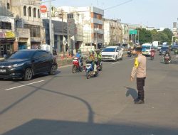 Polsek Metro Gambir Atur Lalu Lintas di Pertigaan Jalan Biak