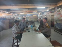 Patroli Dialogis Bhabinkamtibmas Kebon Kacang Berikan Imbauan Kepada Warga RW 09