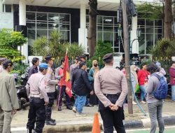 Kapolsek Cempaka Putih Pimpin Pengamanan Unjuk Rasa Di Kantor Badan Pengawas MA RI