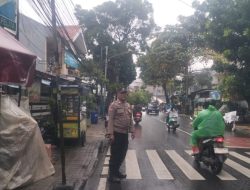 Menjamin Keselamatan Pelajar, Bhabinkamtibmas Johar Baru Pantau Lalu Lintas di SMK Kampung Jawa
