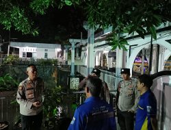 Polsek Sawah Besar Pantau Kondisi Kali Ciliwung dan Genangan Air Di Jalanan