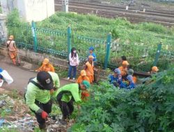 Bhabinkamtibmas Menteng Bersama Tiga Pilar Menteng Giat Kerja Bakti Bersama Di Menteng Jaya