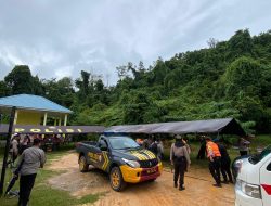 RESPON CEPAT POLDA KEPRI EVAKUASI BENCANA ALAM TANAH LONGSOR YANG MENIMPA RUMAH WARGA DI TIBAN KOPERASI