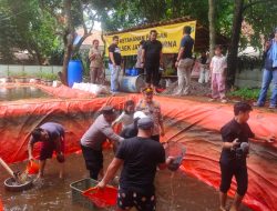 Kapolsek Jatisampurna Bagikan Ikan Lele Hasil Panen, Wujudkan Ketahanan Pangan di Bekasi