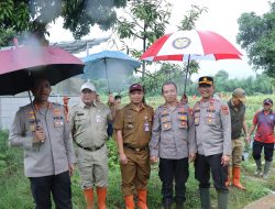 Guyuran Hujan Tak Surutkan Semangat Kolaborasi: Kapolres Metro Jakarta Barat dan Forkopimko Tinjau Lahan Ketahanan Pangan