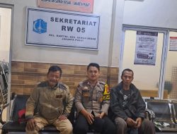 Patroli Dini Hari Bhabinkamtibmas Kartini Gelar Sambang Di Pos Siskamling RW. 05