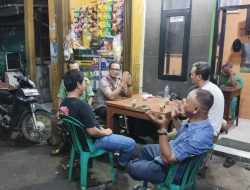 Kunjungan Pos Kamling Bhabinkamtibmas Kampung Rawa, Sinergi Keamanan dengan Ketua RT dan Satkamling