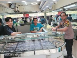 Patroli Wilayah Bhabinkamtibmas Kampung Rawa, Sambang dan Imbauan Keamanan kepada Karyawan Tokoh Emas