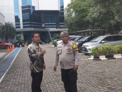 Bhabinkamtibmas Petojo Selatan Amankan Aksi Unras di Kantor DKPP