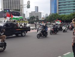 Kapolsek Metro Menteng Pimpin Pengamanan Lintasan Massa Konvoi Majelis AQL For Palestine Di Bundaran HI