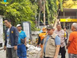 Kerja Bakti Gerebek Lumpur: Kolaborasi Warga dan Aparat di RW 02 Kebon Kelapa