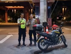 Patroli Malam Hari Ciptakan Kamtibmas Kondusif, Bhabinkamtibmas Karet Tengsin Sambang Apartemen Istana Sahid