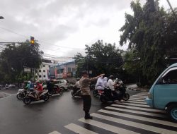 Peduli Keselamatan dan Keamanan Pelajar, Kapolsubsektor Kayu Awet Melaksanakan Pengaturan Lalu Lintas di Jalan Percetakan Negara Raya