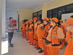 Bhabinkamtibmas Gelora Berikan Arahan Kepada Petugas PPSU