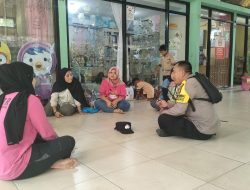 Bhabinkamtibmas Gondangdia Bincang Santai Dengan Warga Di RPTRA Gondangdia