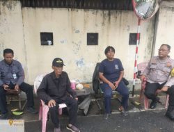 Sambang Wilayah Bhabinkamtibmas Johar Baru Berikan Imbauan kepada Petugas Satkamling di Pos Kamling RT 13/06