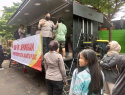 Polres Metro Jakarta Pusat Beri Makanan dan Susu Untuk Korban Kebakaran Kebon Kosong