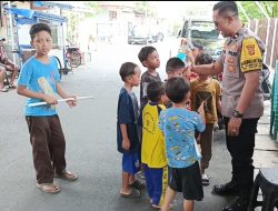 Polisi Sahabat Anak: Bhabinkamtibmas Kampung Rawa Ajak Anak-anak Cintai Keamanan Sejak Dini