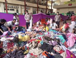 Polres Metro Jakarta Pusat Bagikan Pakaian dan Bantu Warga yang Sakit Pasca Kebakaran di Kebon Kosong