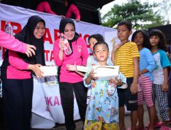 Bhayangkari dan Polwan Polres Metro Jakarta Pusat Bantu Pengungsi Korban Kebakaran Kebon Kosong