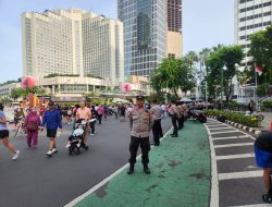 Personil Humas Menteng Himbauan Masyarakat Untuk Mengawasi Anak-Anak Selama Di CFD Bundaran HI