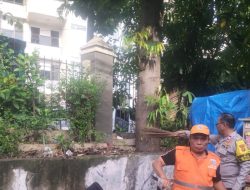 Bhabinkamtibmas Johar Baru Bersama Tiga Pilar Hadiri Kerja Bakti Grebek Lumpur Diwilayah RW 03 Johar Baru