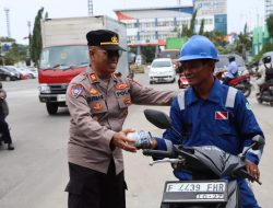Berbagi Kebahagiaan, Kasatbinmas Bagikan Makanan Siap Santap