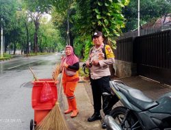 Bhabinkamtibmas Gondangdia Himbauan Petugas PPSU Untuk Waspada Memasuki Musim Penghujan
