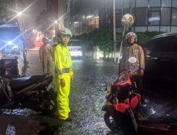 Patroli Malam Bhabinkamtibmas Pasar Baru Lakukan Monitoring Pompa Dan Genangan Air