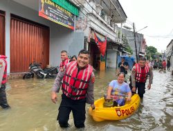 Banjir di Cengkareng, Polisi Evakuasi Warga yang Terjebak
