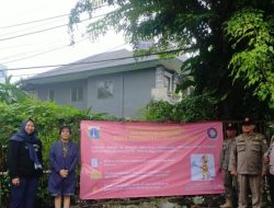 Bhabinkamtibmas Gondangdia Bersama Tiga Pilar Pemasangan Spanduk Antisipasi Kebakaran