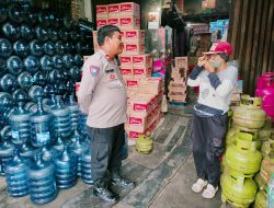 Cek Ketersediaan LPG, Bhabinkamtibmas Kemayoran Lakukan Pengecekan Tabung Gas 3 Kg