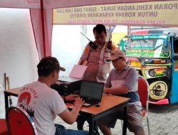 Perwira Pengendali Polsek Kemayoran Melakukan Pengecekan Pelayanan Pembuatan Surat Laporan Kehilangan kepada Warga Korban Kebakaran