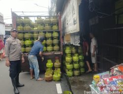 Patroli Bhabinkamtibmas Galur untuk Memantau Pendistribusian Gas Elpiji 3 Kg di Agen-agen Terdekat