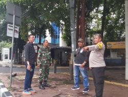 Bhabinkamtibmas Petojo Selatan Pantau Kondisi Jalan Abdul Muis, Genangan Air Nihil