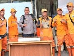 Bhabinkamtibmas Rawasari Tingkatkan Koordinasi Dengan Petugas PPSU Di Posko Siaga Bencana Kelurahan Rawasari