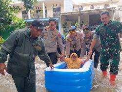 Kapolres Metro Jakarta Utara Tinjau dan Evakuasi Korban Banjir di Semper Barat, Cilincing