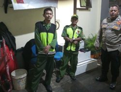 Patroli Jalan Kaki Bhabinkamtibmas Karang Anyar Bersama Linmas Paska Hujan Lebat