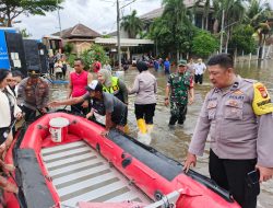 Aksi Sigap Polsek Cengkareng, Evakuasi Warga Kebanjiran Gunakan Perahu Karet Di Taman Kencana