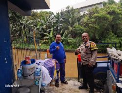 Bhabinkamtibmas Kelurahan Gambir Pantau Debit Air di Rumah Pompa untuk Antisipasi Banjir