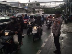 Pengaturan Lalu Lintas dan Antisipasi Kejahatan Jalanan Pagi Hari Kapolsubsektor Galur di Jalan Letjen Suprapto Jakarta Pusat
