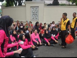 Bhayangkari Polsek Metro Menteng Melaksanakan Jumat Berkah Membagikan Nasi Siap Saji Kepada Yang Membutuhkan